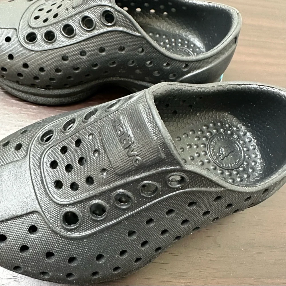 Native Robbie Sugarlite Slip-On Shoe Black Size 4 Kids, Waterproof, Outdoor, New